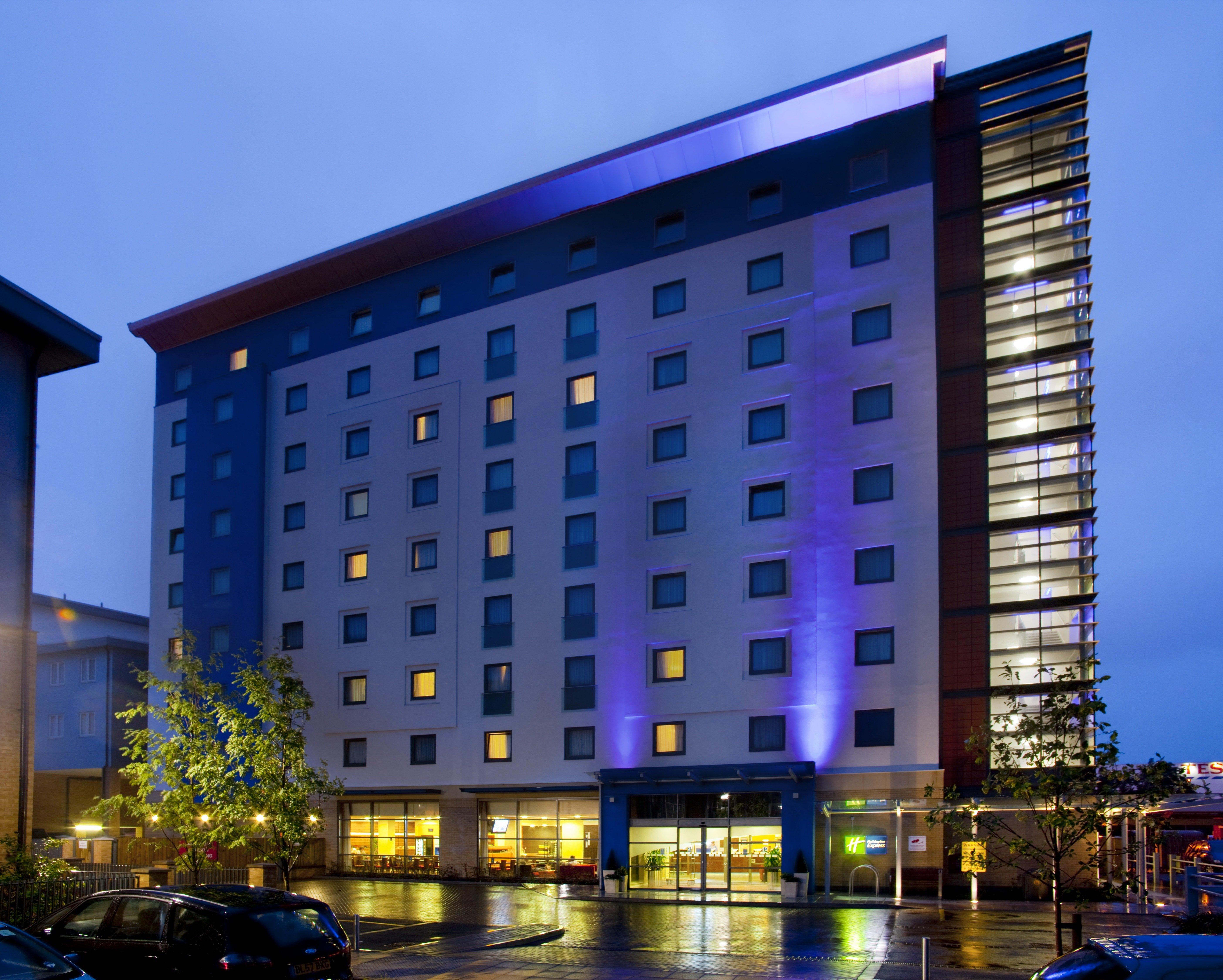 Holiday Inn Express Slough Exterior foto