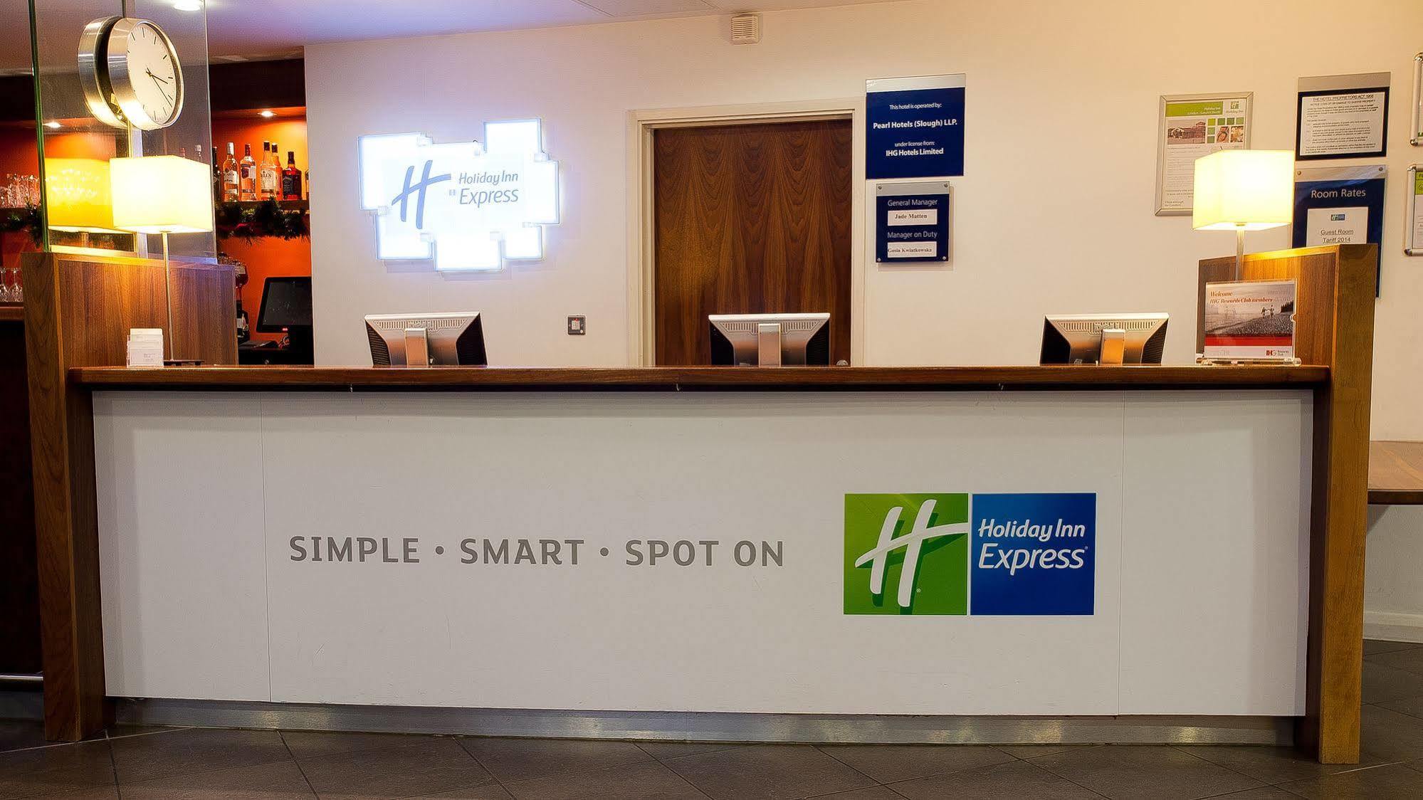 Holiday Inn Express Slough Exterior foto